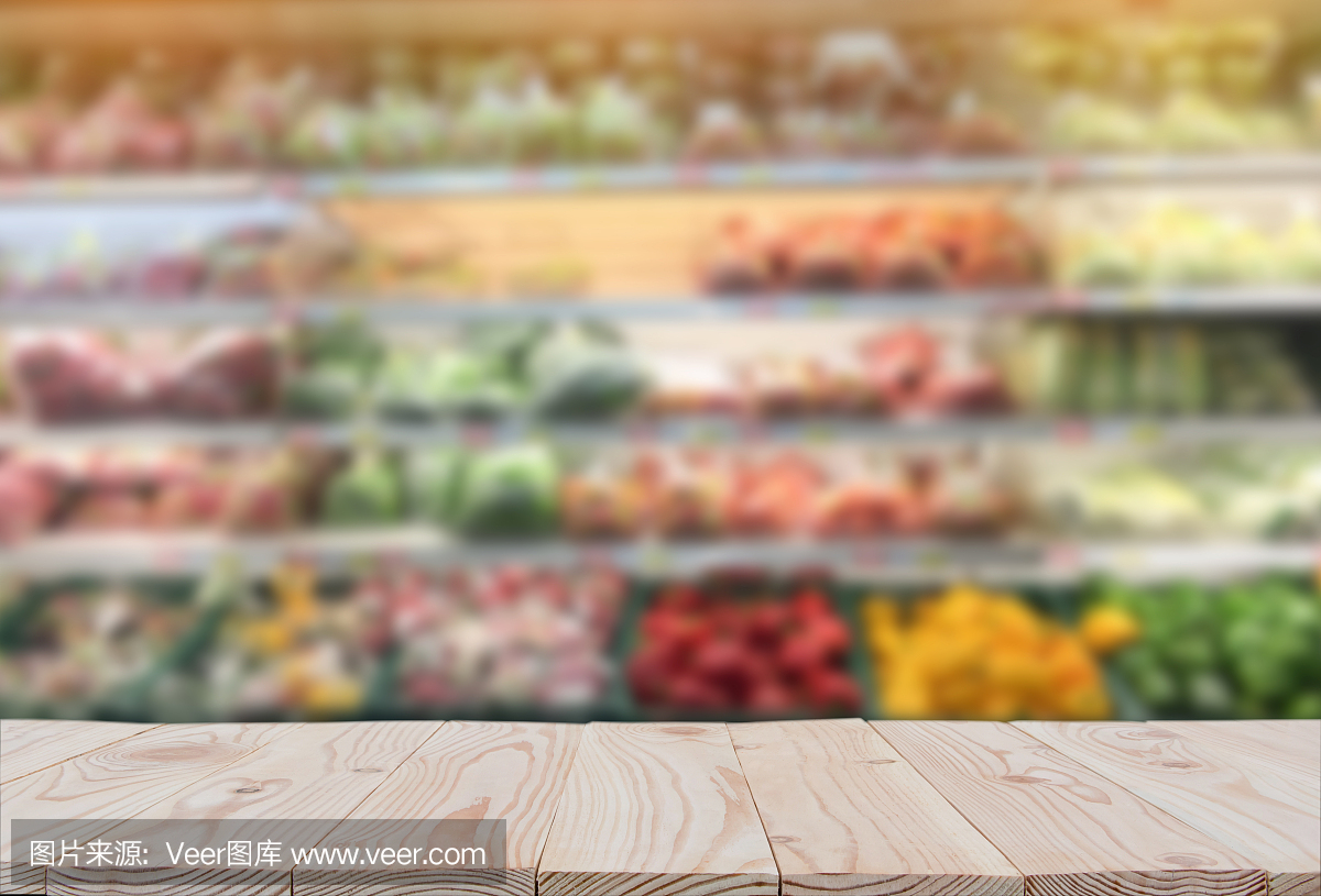 模糊超市背景的空木板桌面。与复制空间展示或蒙太奇您的产品